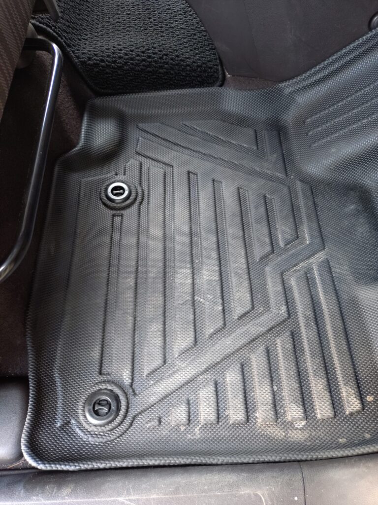 ホンダ フリードGB7に装着した運転席用3Dフロアマット。純正フック対応でズレ防止。泥汚れや砂をキャッチして掃除がラクになります。