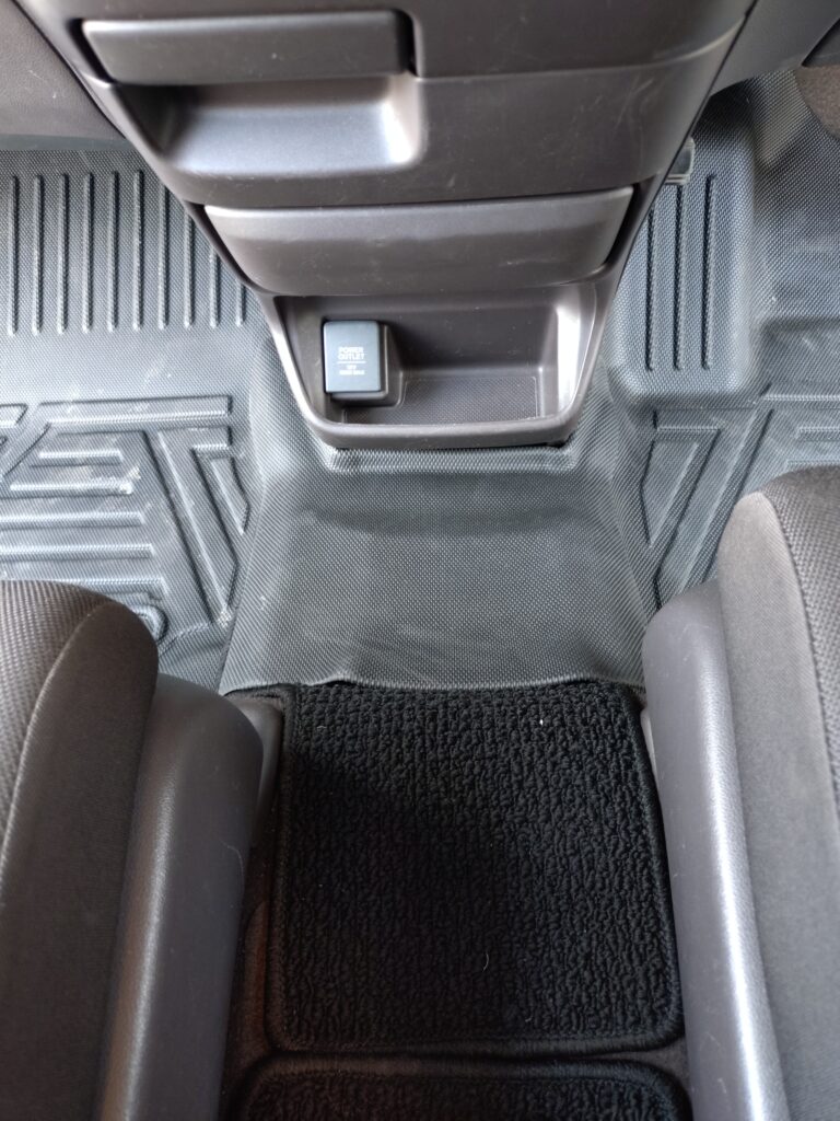 フリードGB7 運転席と助手席の間 シガーソケット付近のフロアマット