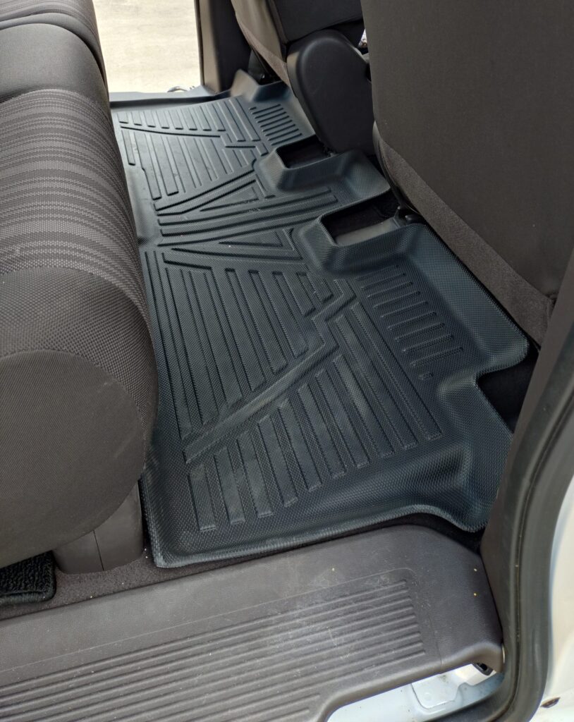 2列目シート全体をカバーする車用フロアマット。泥汚れにも対応し、簡単に掃除できる。