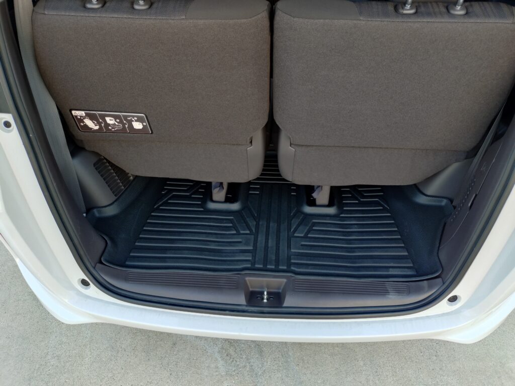 ホンダフリードGB5/GB6/GB7対応3D立体フロアマットのラゲッジ（トランク）部分。荷物を載せても汚れを防ぎ、水や泥も簡単に掃除可能。