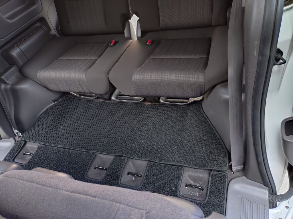 ホンダフリード用3D立体フロアマット、3列目は付属なしの状態。