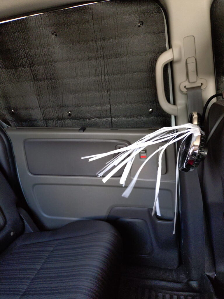 風量弱（B4コピー用紙がわずかに揺れる様子）