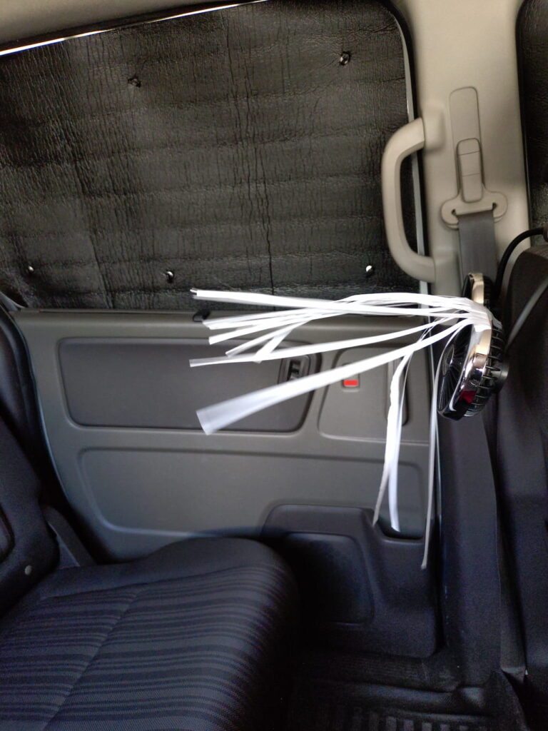 風量中（B4コピー用紙がしっかり揺れる様子）