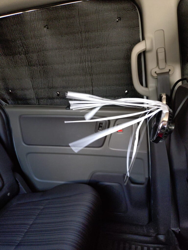 風量強（B4コピー用紙が大きくなびく様子）