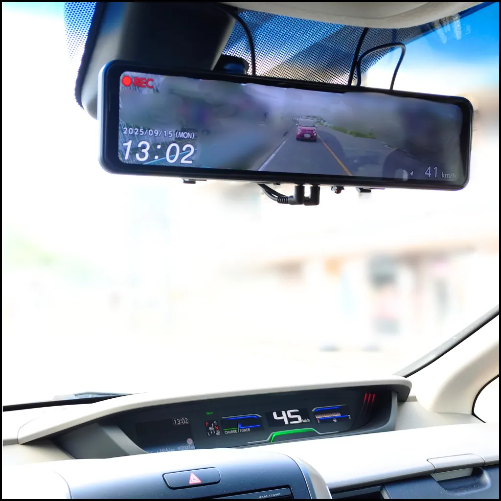 ルームミラーに取り付けたZDR038（助手席から撮影）