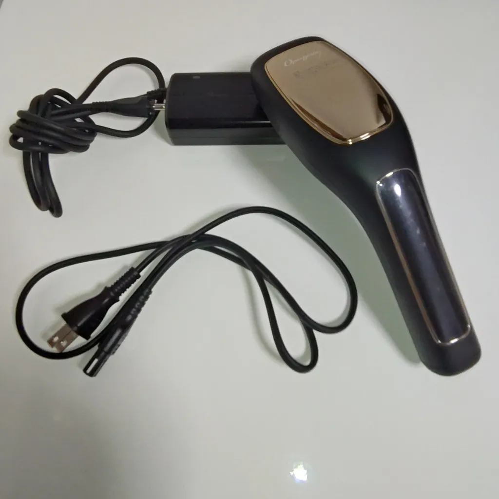 実際に使用している家庭用脱毛器 オーパスビューティー03の本体と電源ケーブル