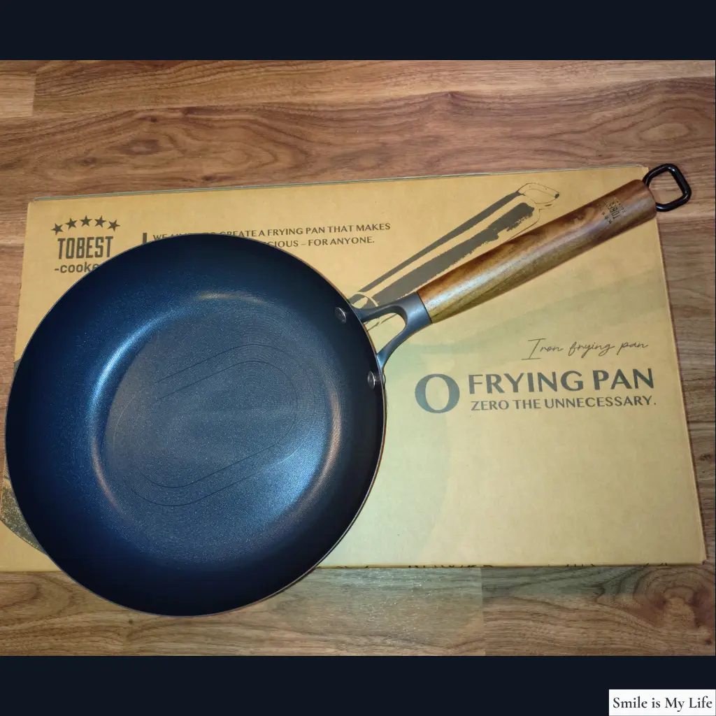 ゼロフライパンの外観と深さがわかる写真（箱の上に置いた状態）