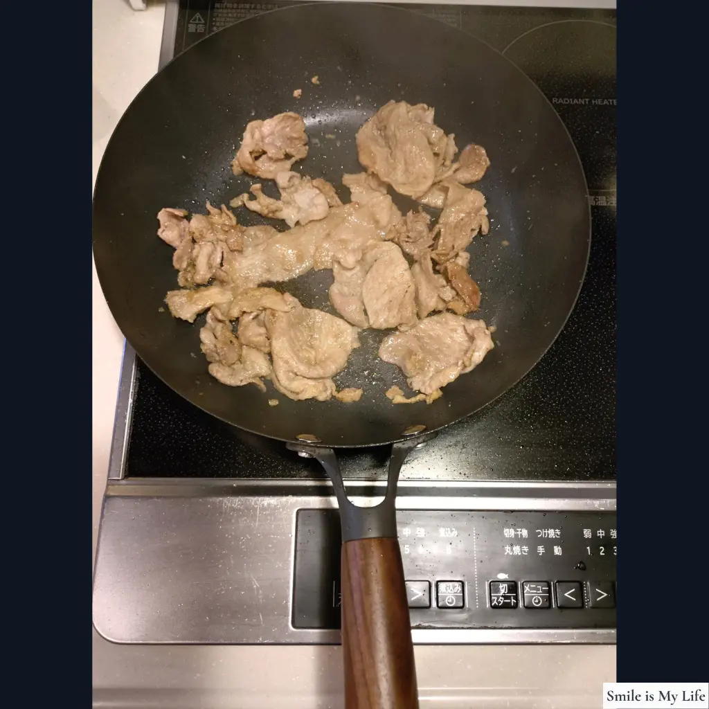 ゼロフライパンをIHで実際に使ってお肉を焼いている様子