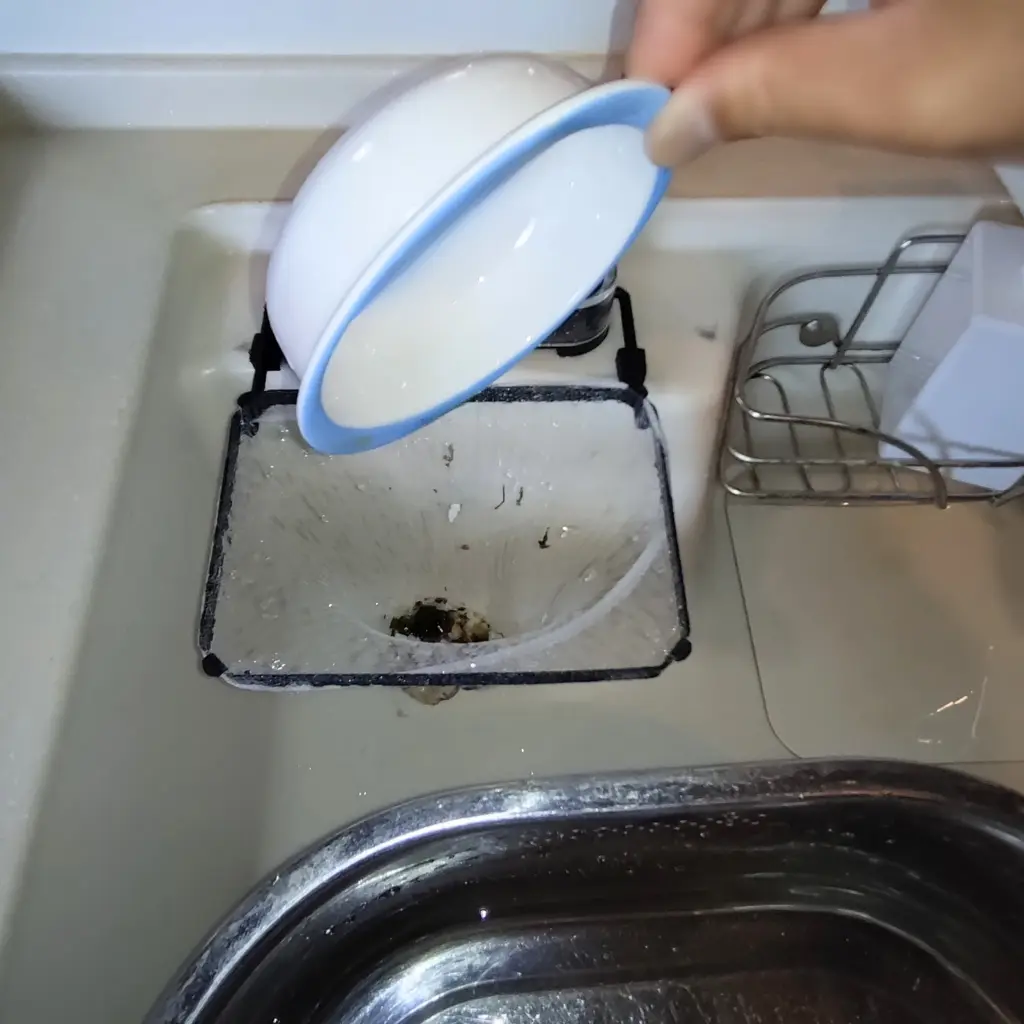 吸盤式三角コーナーで生ゴミを排水口に流さず受けている様子