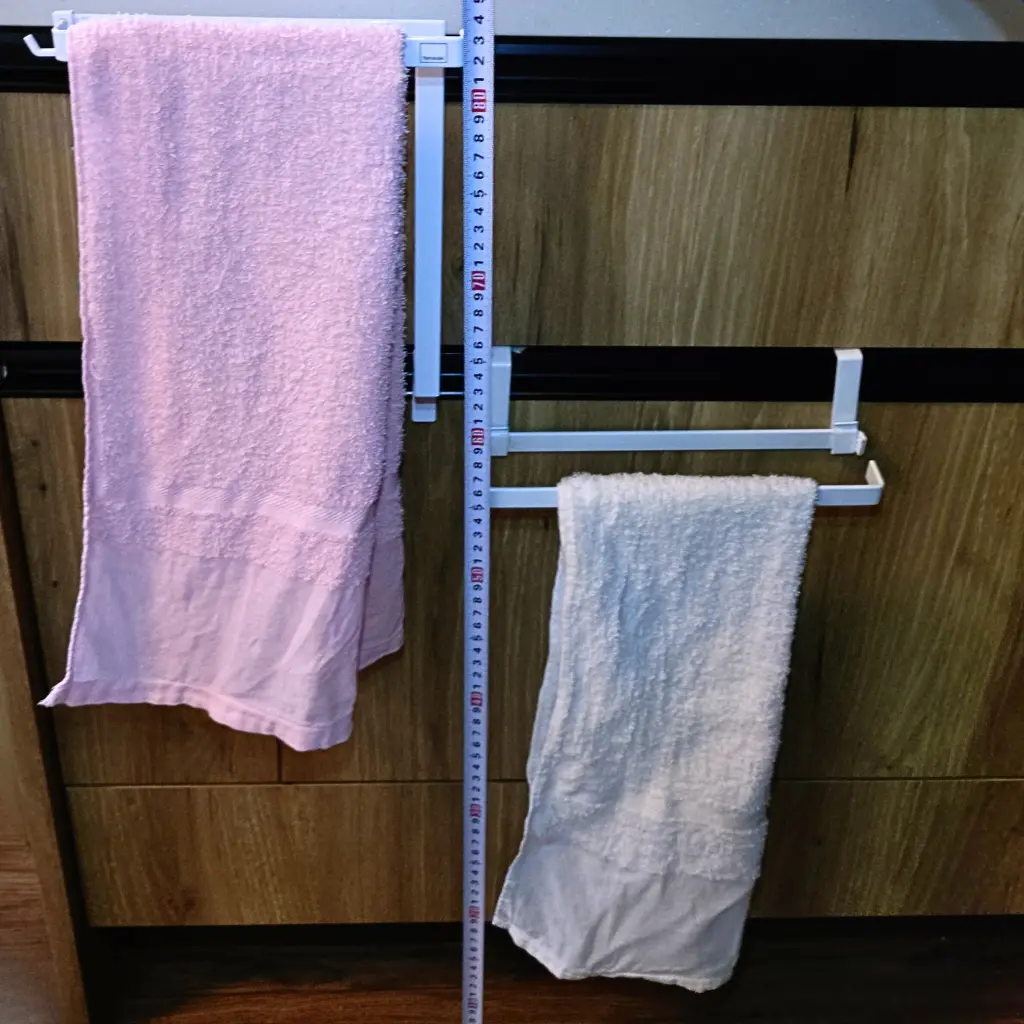 キッチンシンク下のタオルハンガー比較（H20.5cmと従来タイプの高さの違い）