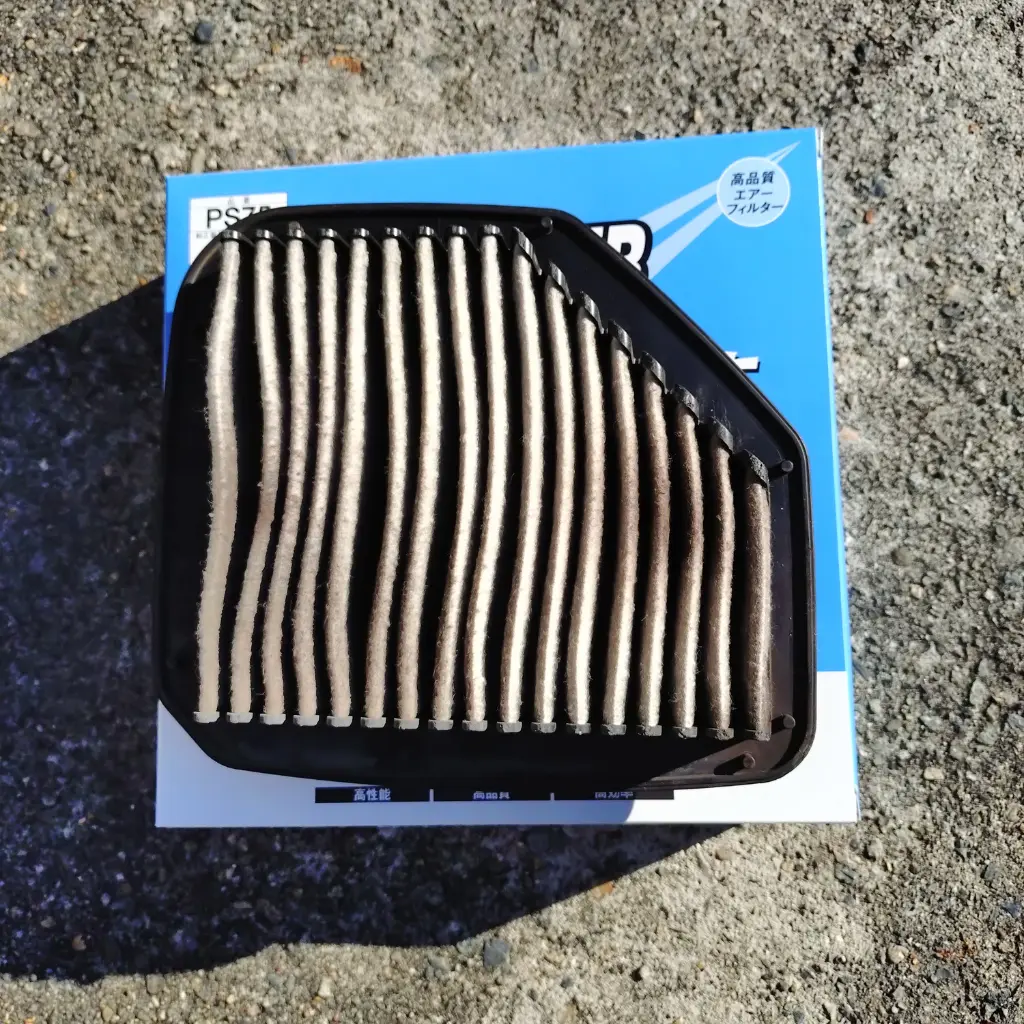 エブリイで使用していたエンジンエアフィルター（交換前の汚れた状態）