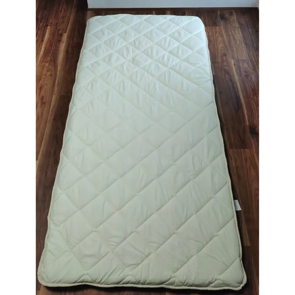 寝姿勢サポート敷布団（極厚タイプ）の全体写真。床に敷いた状態。