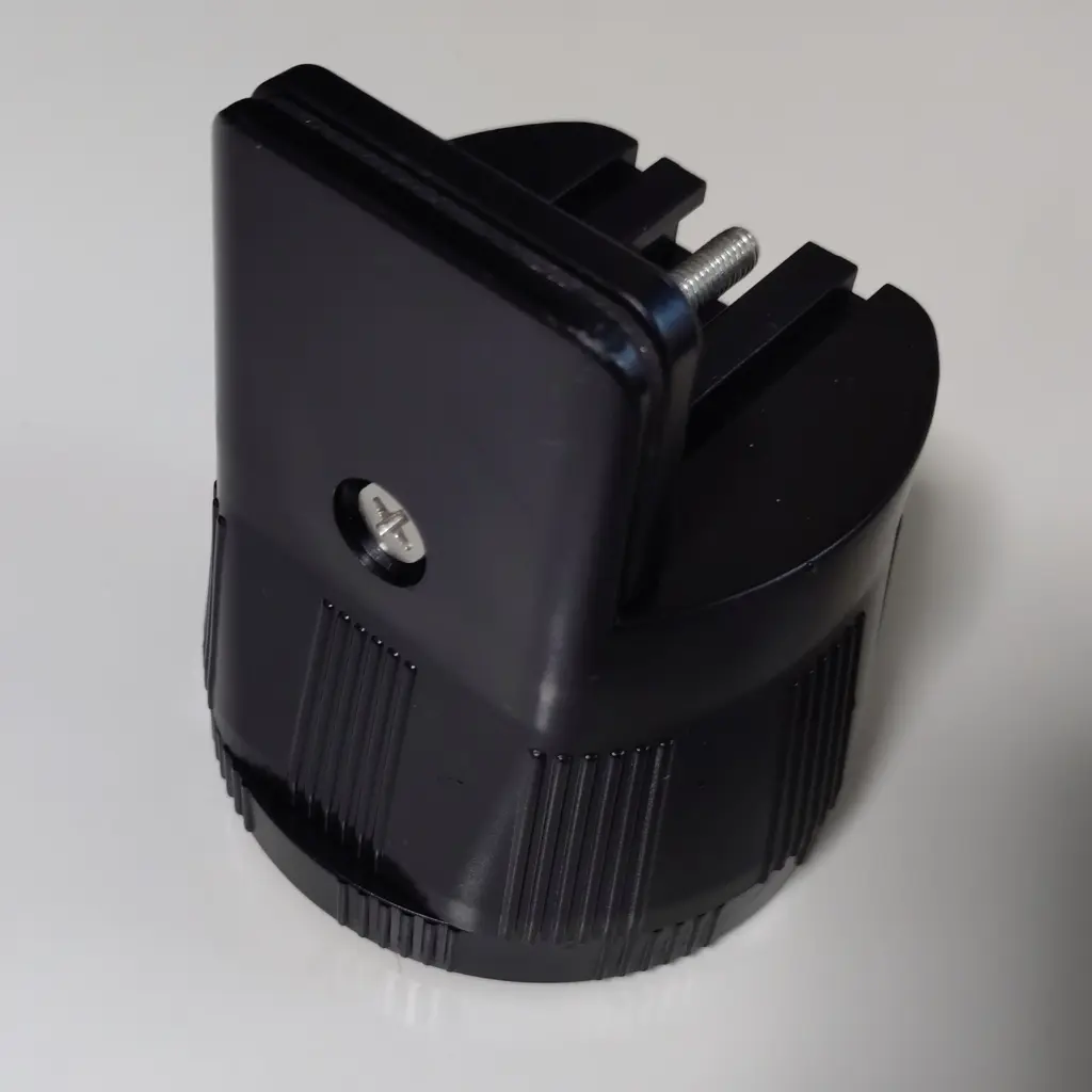 デスクの脚に取り付けて高さを上げる調整アイテムの本体