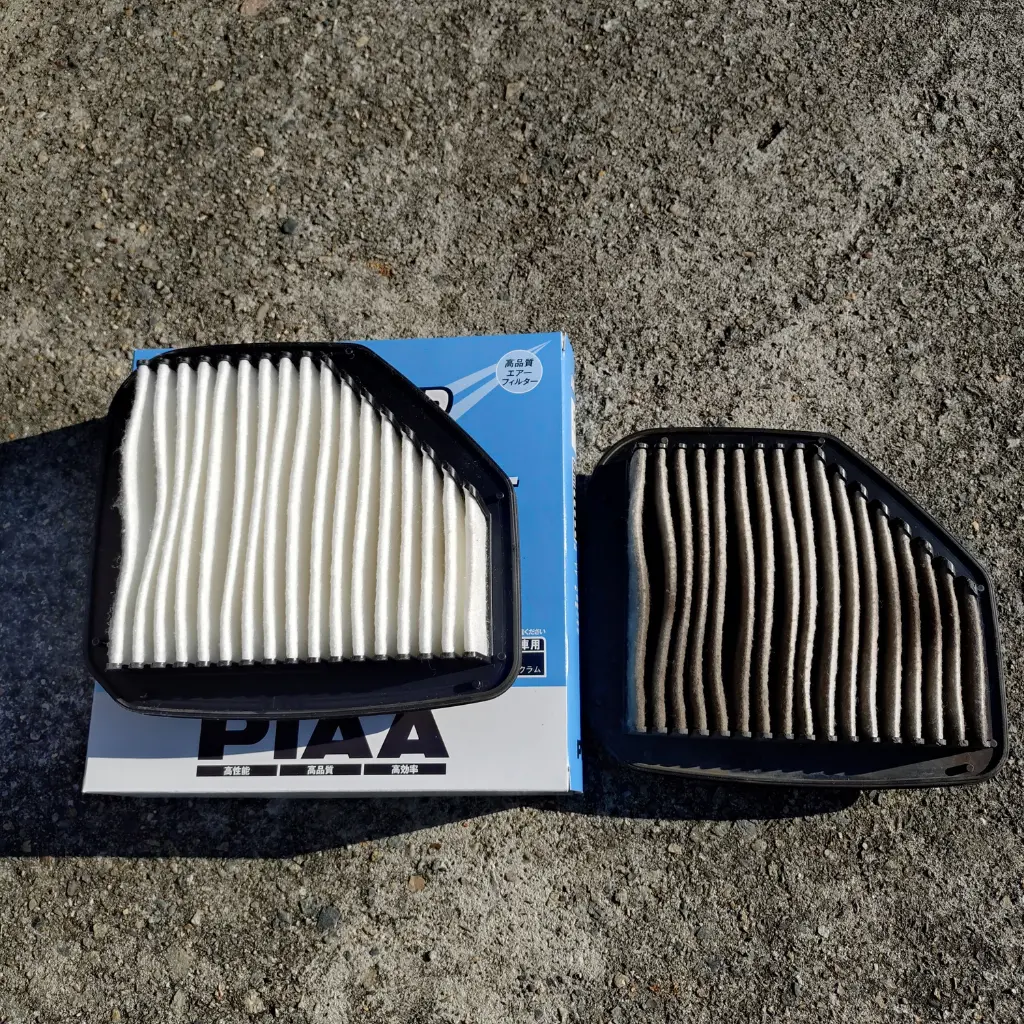 エブリイの新品エンジンエアフィルターと使用済みフィルターの比較