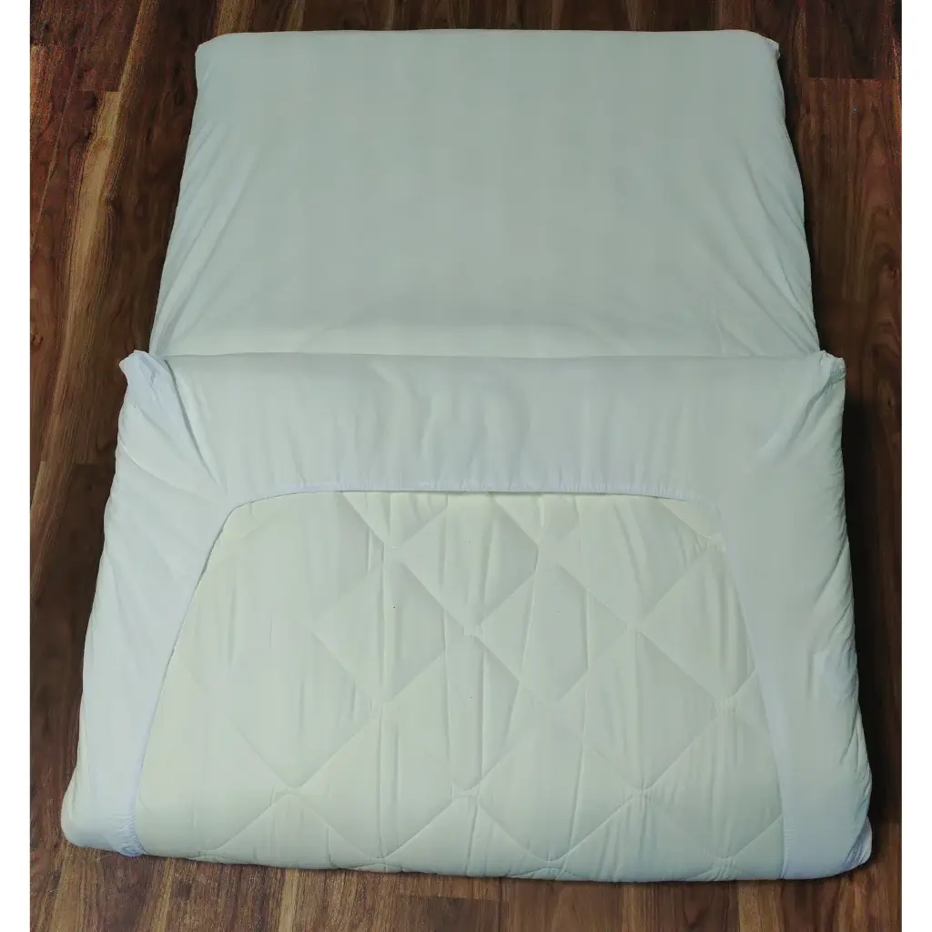 ワンタッチシーツを敷布団の裏側までかぶせている写真。ズレにくい構造が分かる。