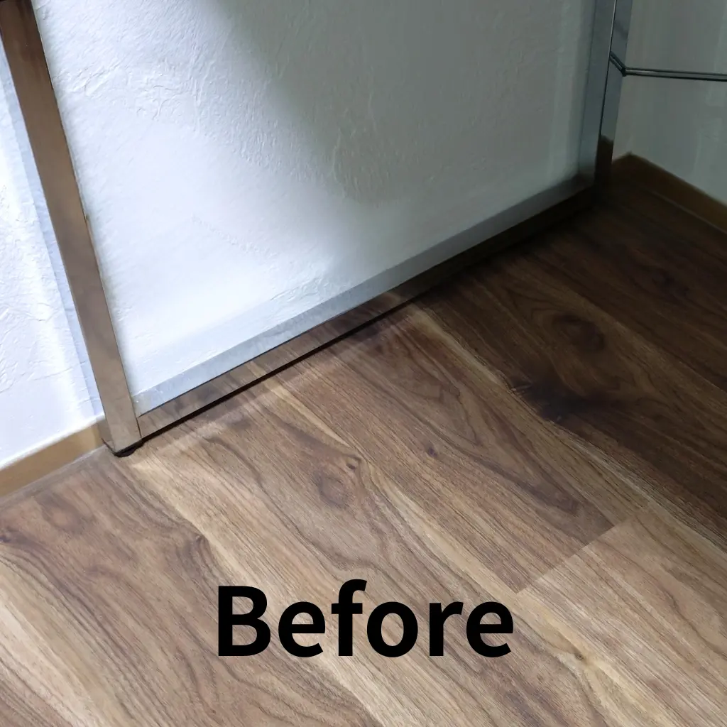 デスク調整前の高さ。脚が床に直接ついている状態。