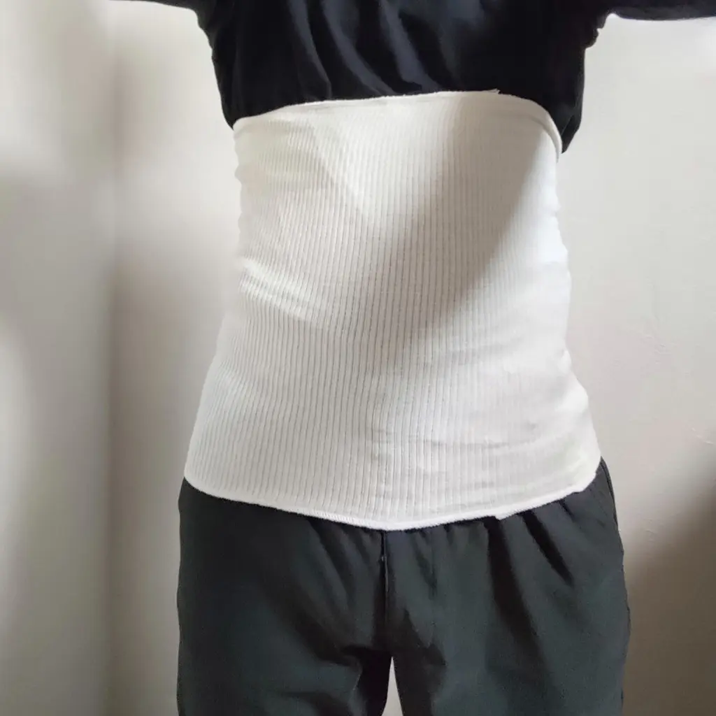 腹巻きを着用した状態の実体験イメージ（オフホワイト）