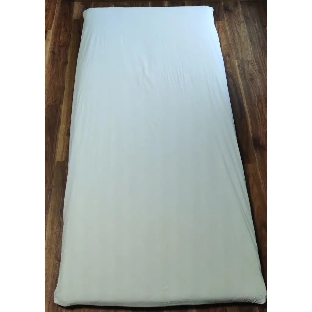 ワンタッチシーツを装着した敷布団の全体写真。綿100％の自然なシワとフィット感が分かる。