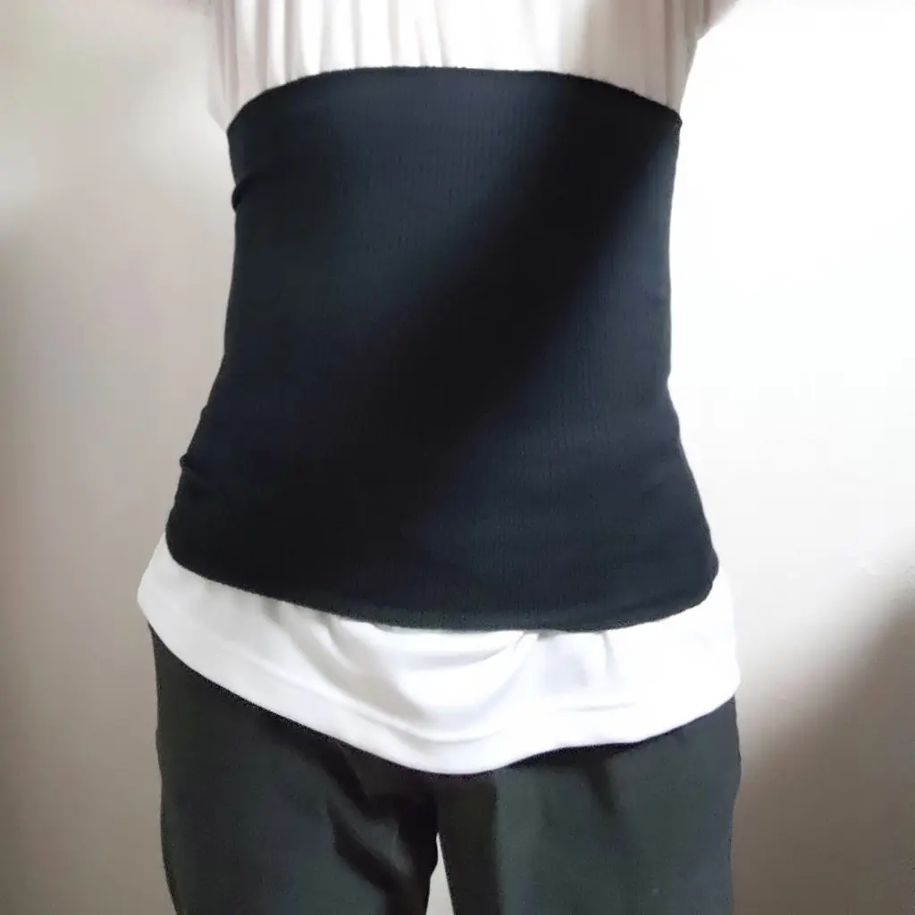 腹巻きを着用した状態の実体験イメージ（ブラック）