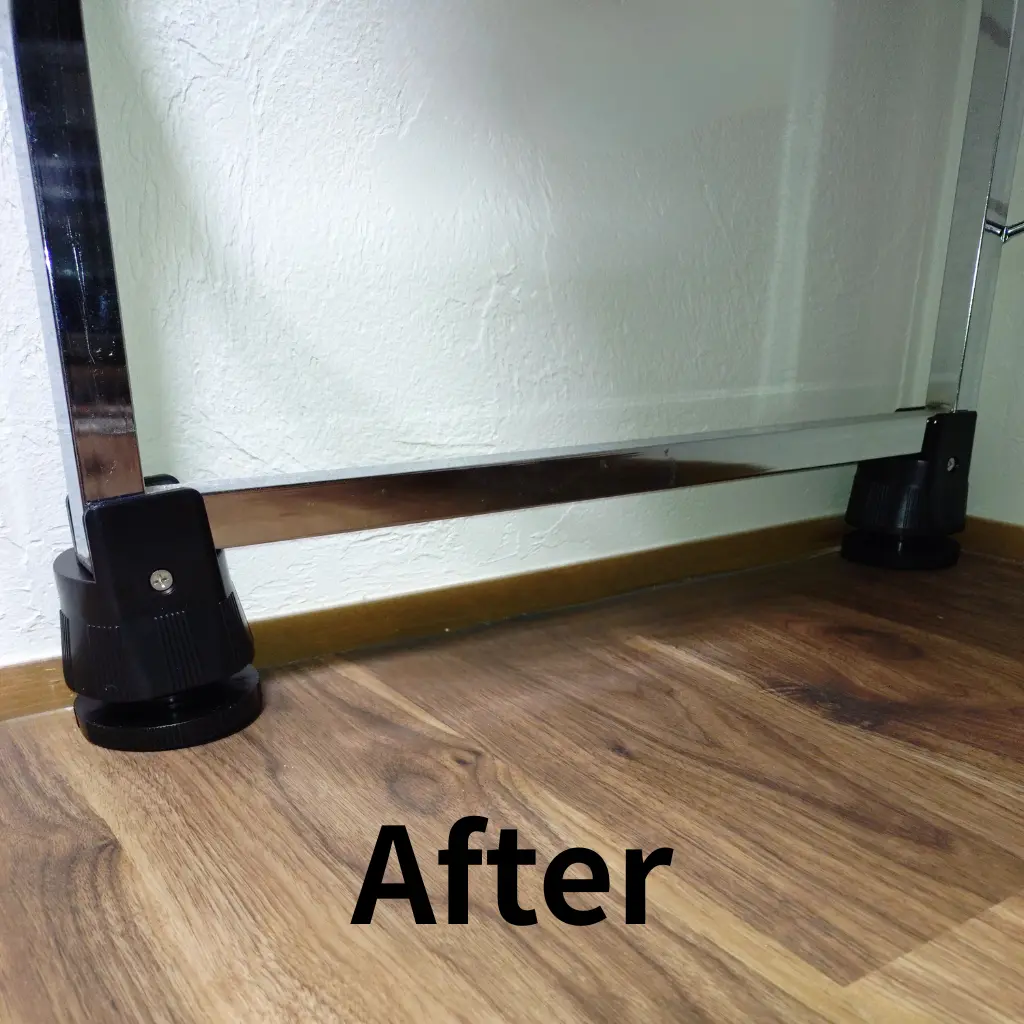 デスク高さを調整した後の状態。脚を高さ調整アイテムに載せて持ち上げている。