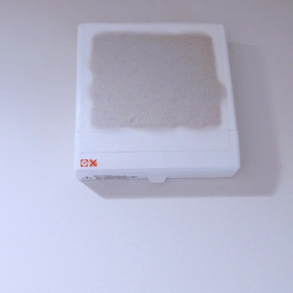トイレの換気扇で使用後のホコリとりフィルターの状態