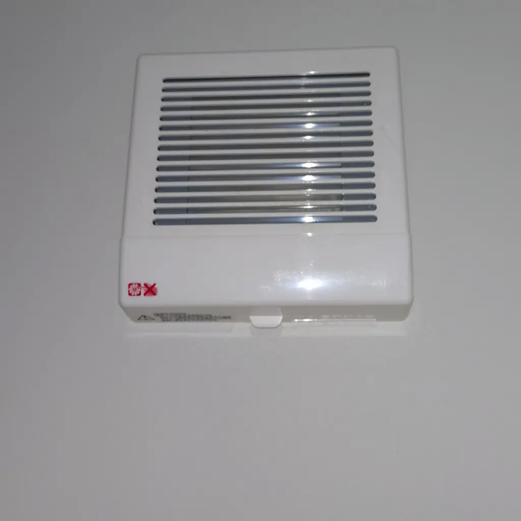 トイレの換気扇にフィルターを貼る前の状態