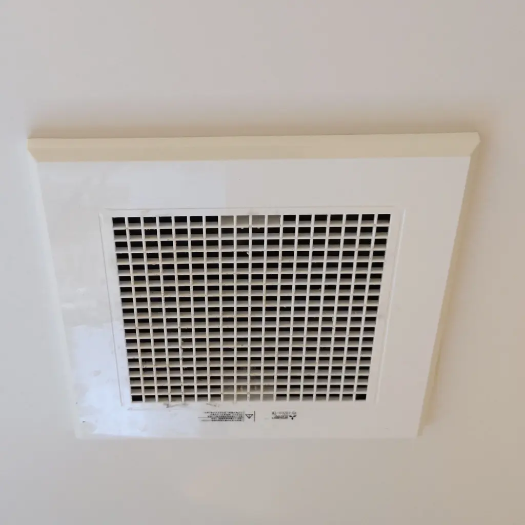お風呂の換気扇にフィルターを貼る前の状態