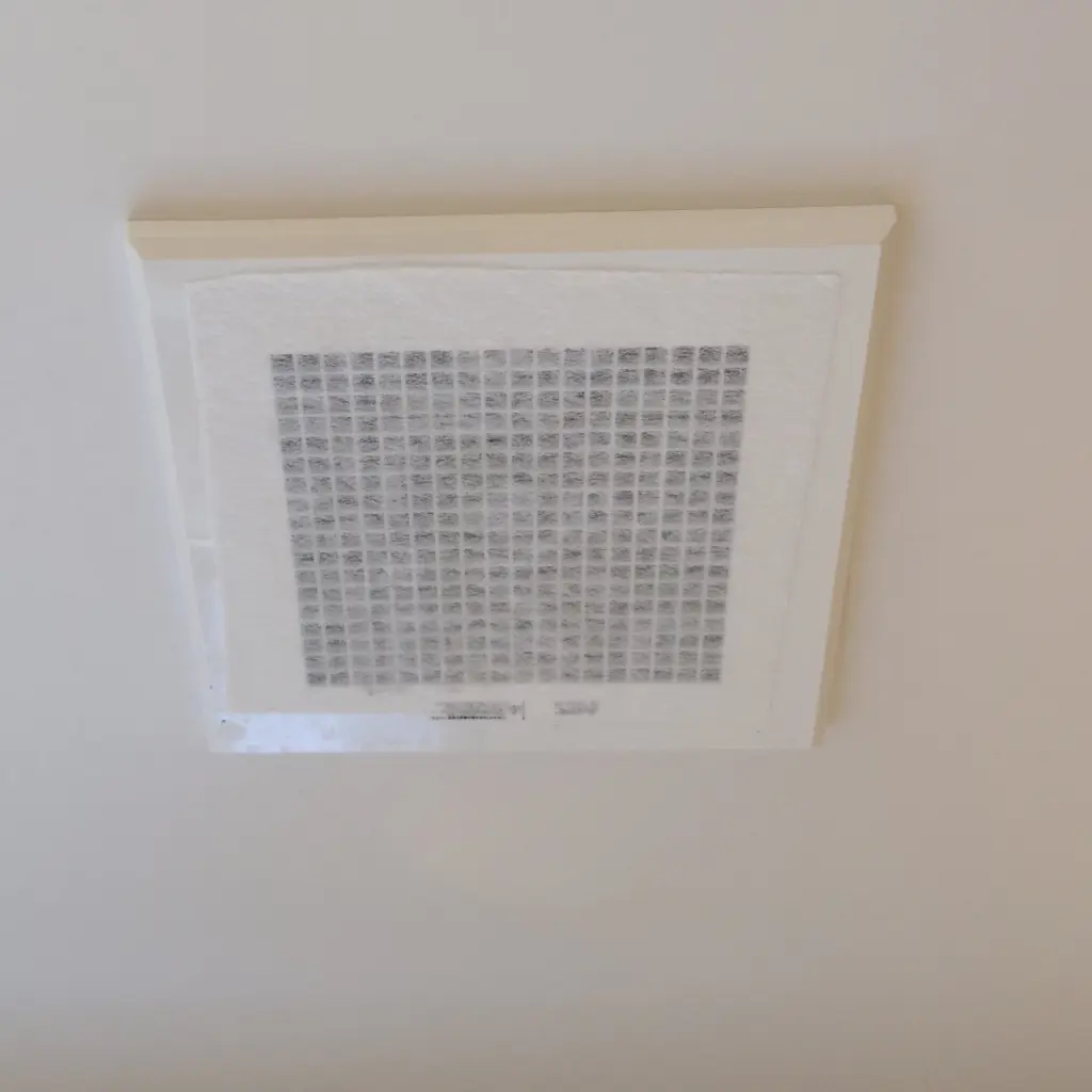 お風呂の換気扇にフィルターを貼った後の状態