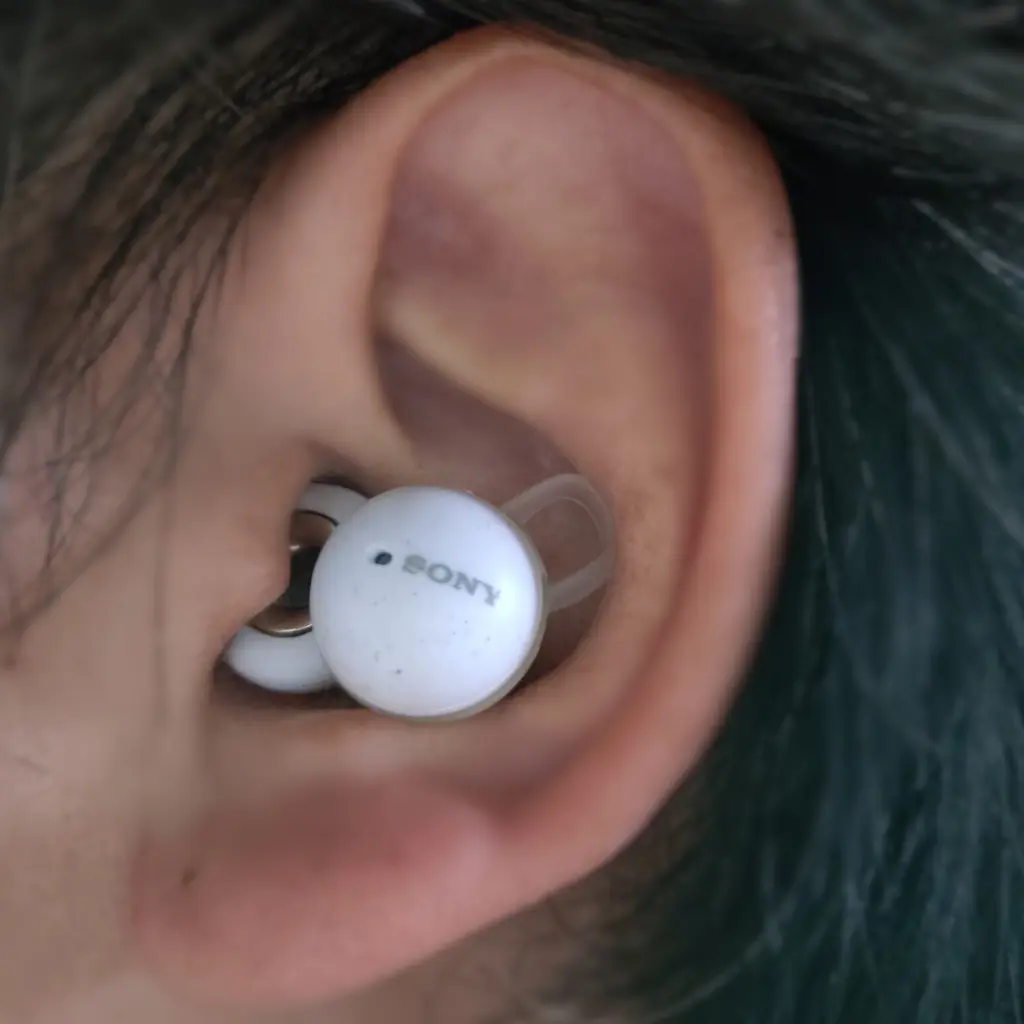 SONY WF-L900 YY2953 装着写真 耳に付けた状態