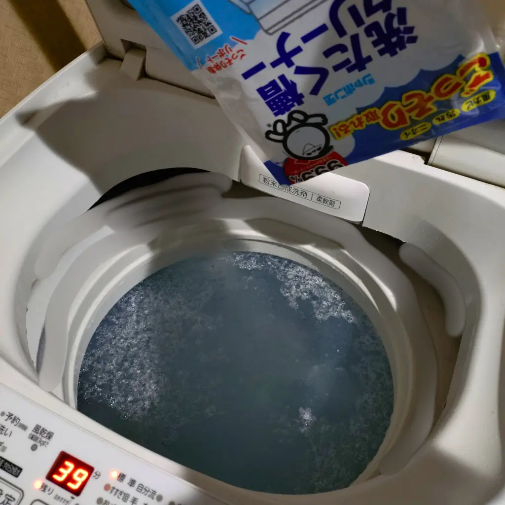 シャボン玉石けん 洗たく槽クリーナー投入直後の洗濯槽内部の様子（発泡が始まった状態）