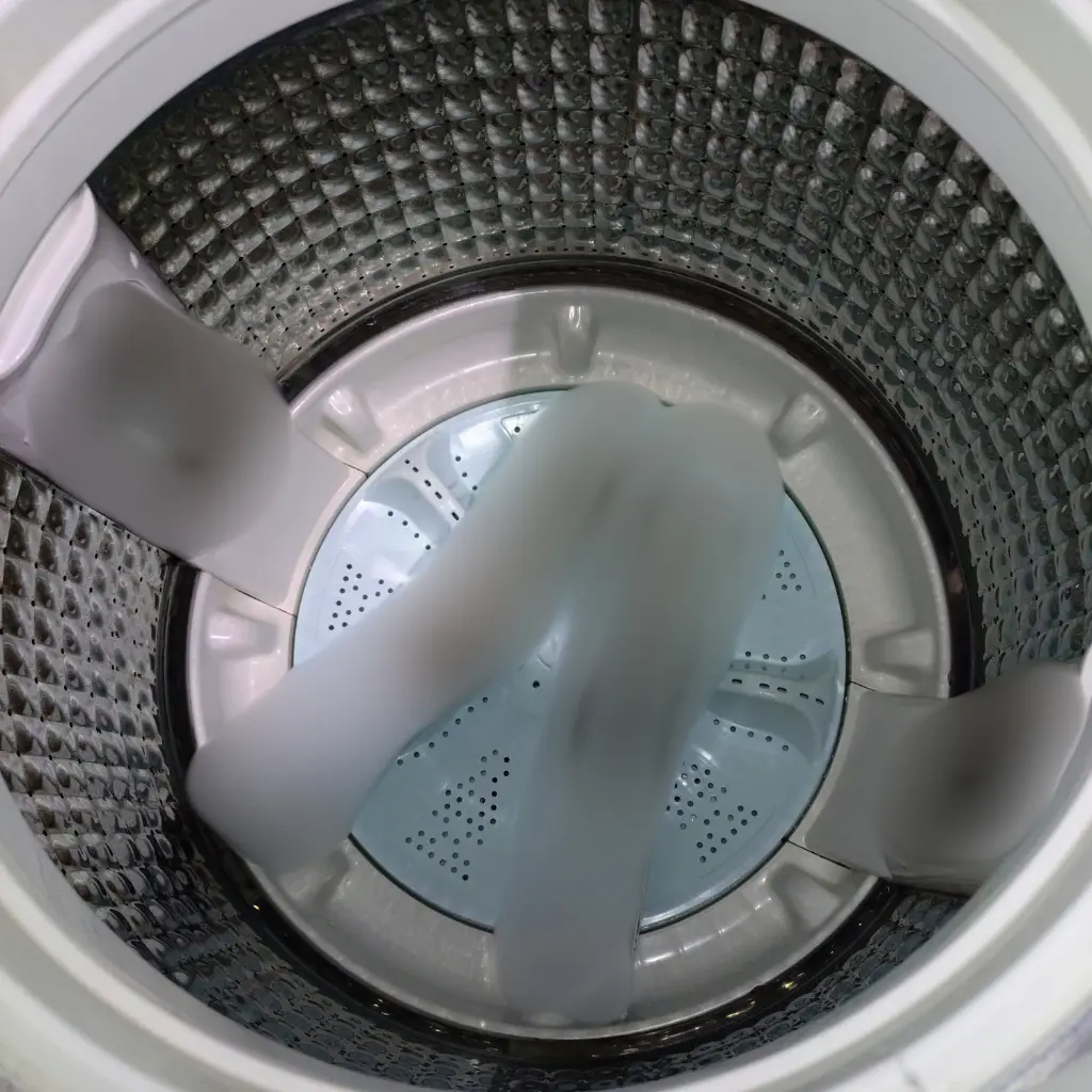 洗浄後の洗濯槽を上から確認した様子（モザイク処理あり）